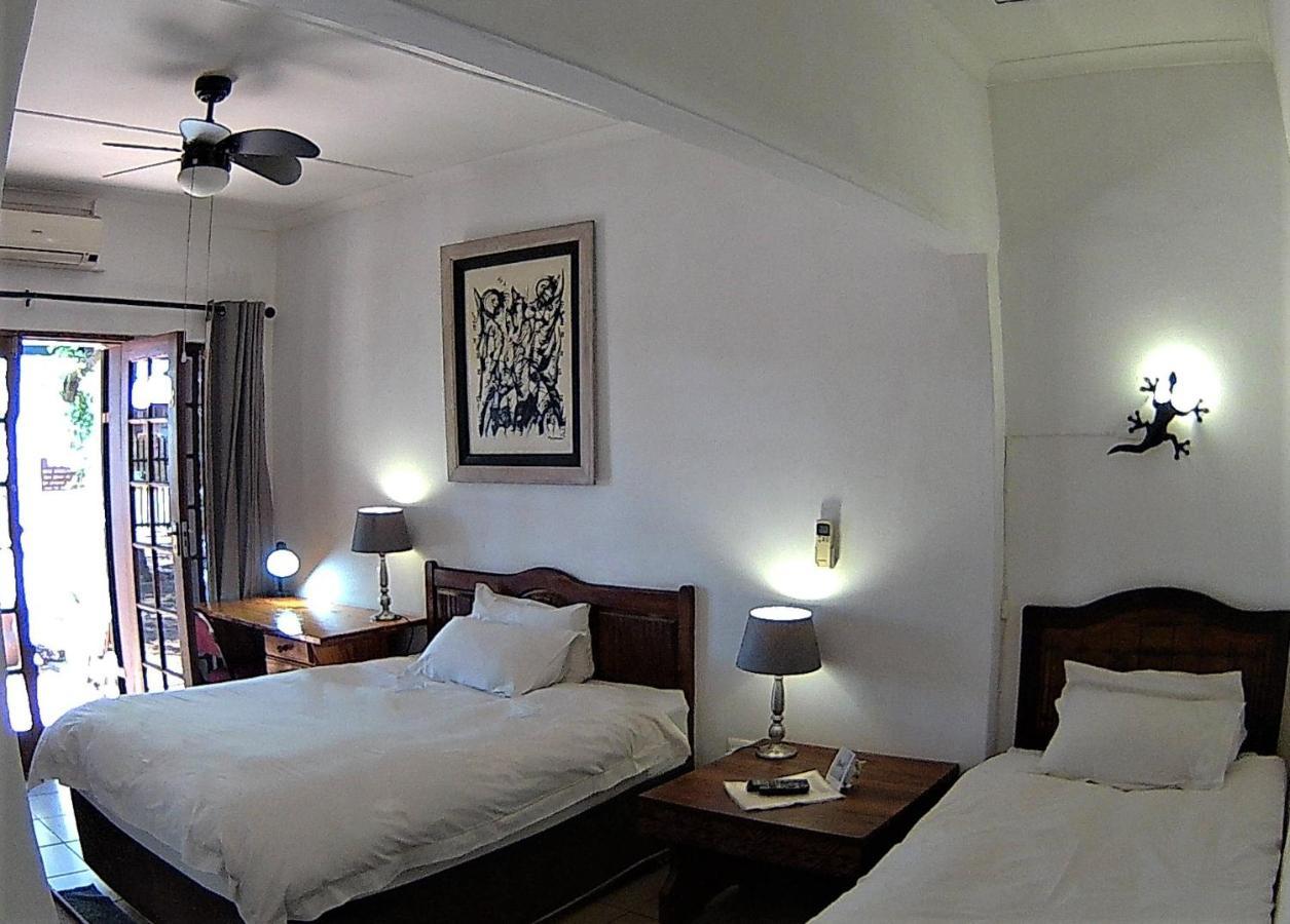 Kuru-Kuru Guesthouse Куруман Екстер'єр фото